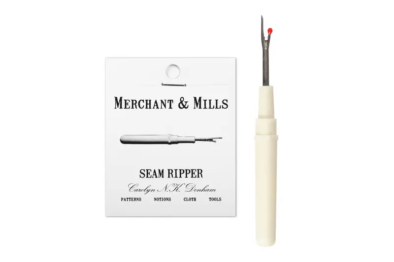 Compact Seam Ripper With Protective Cap – Ergonomic Design 1